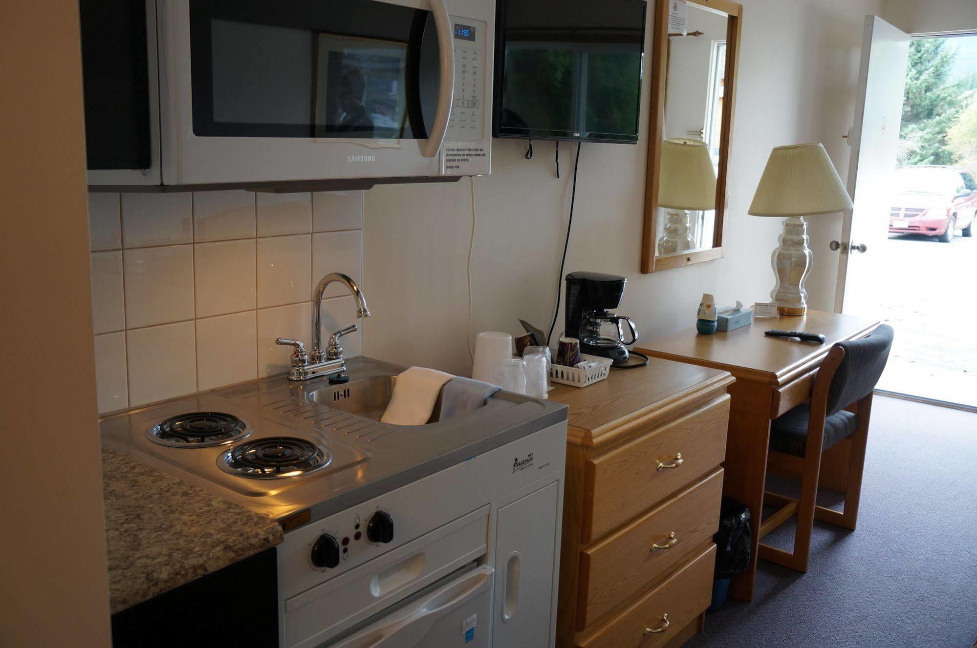 Chalet Inn Kitimat Εξωτερικό φωτογραφία